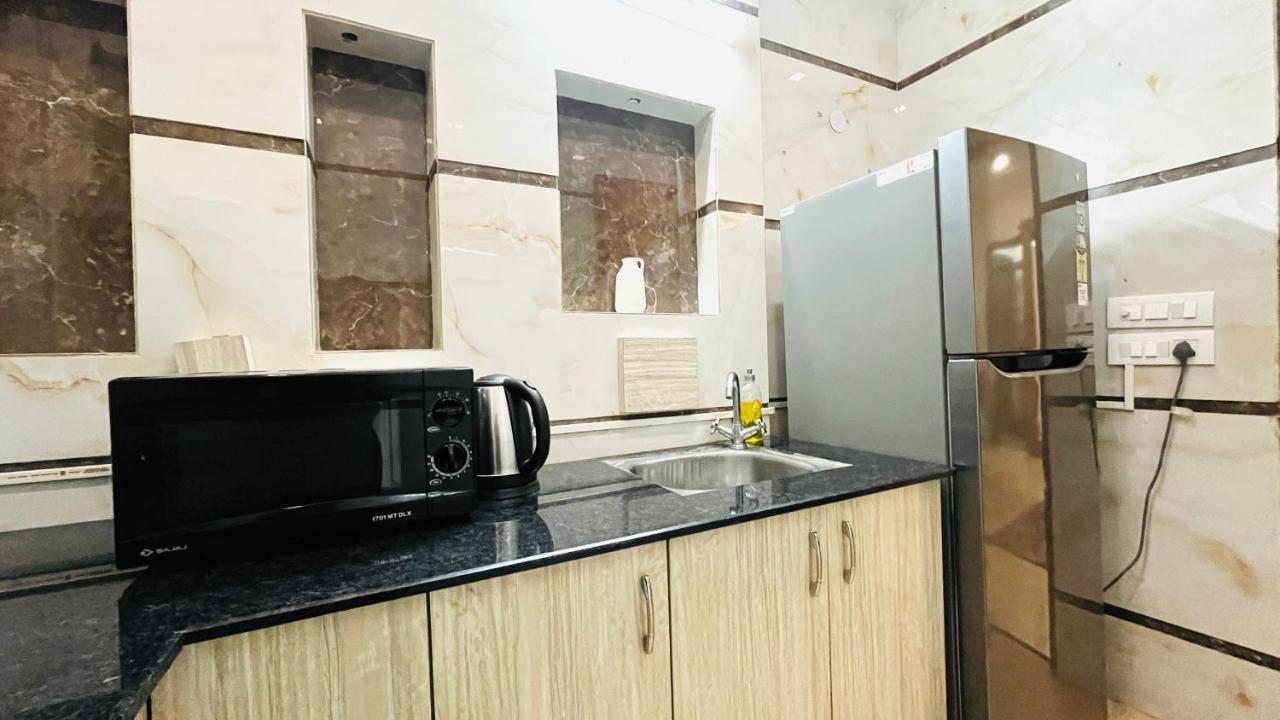 Bluo 1Bhk - Dlf Cybercity, Balcony, Lift, Parking Gurgaon Buitenkant foto