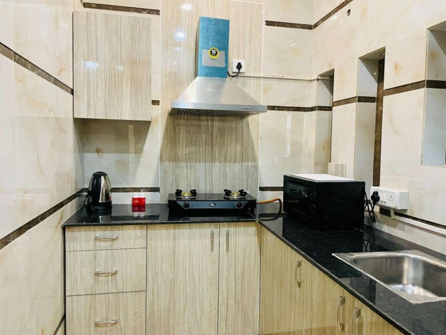 Bluo 1Bhk - Dlf Cybercity, Balcony, Lift, Parking Gurgaon Buitenkant foto