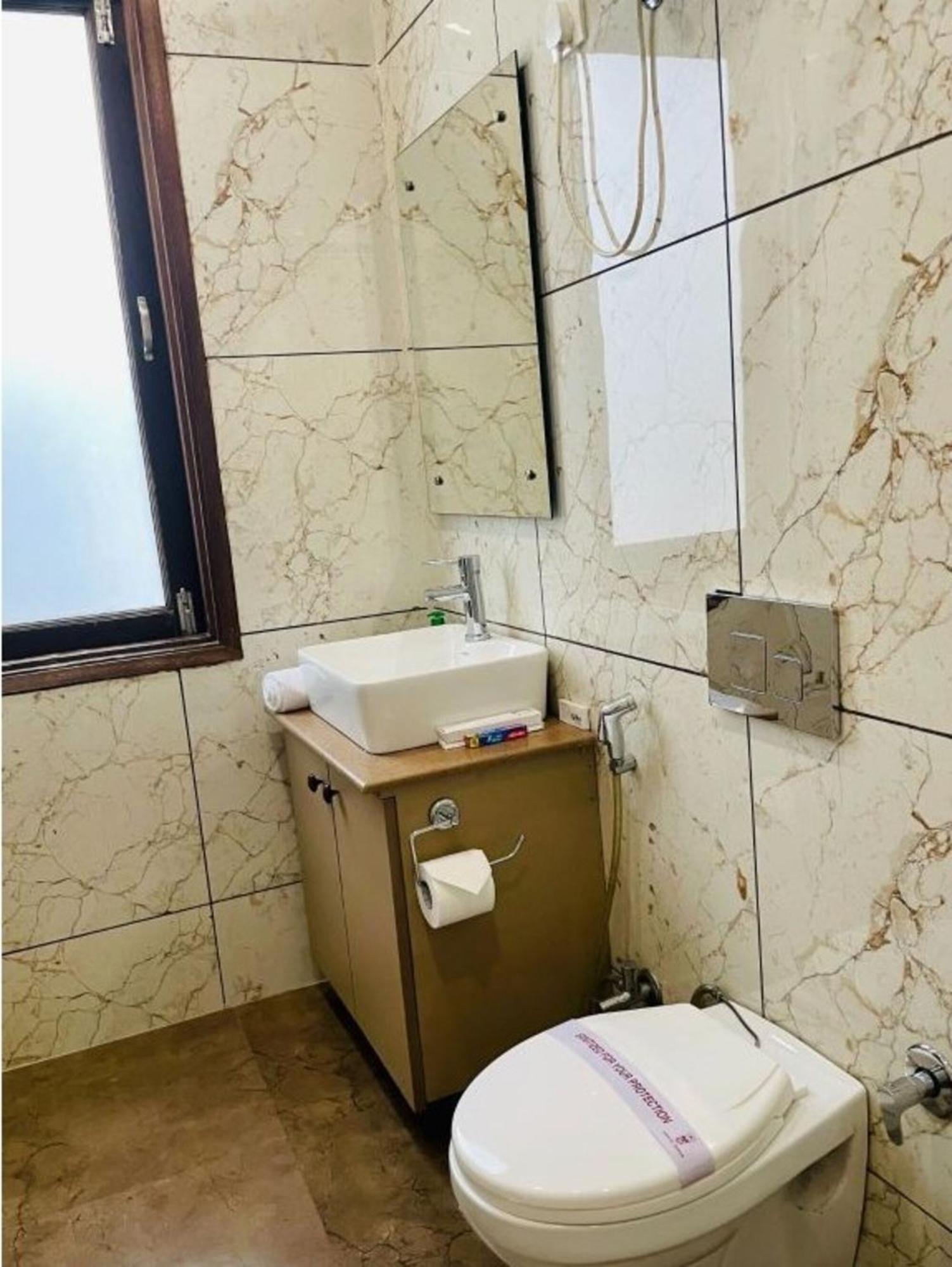 Bluo 1Bhk - Dlf Cybercity, Balcony, Lift, Parking Gurgaon Buitenkant foto