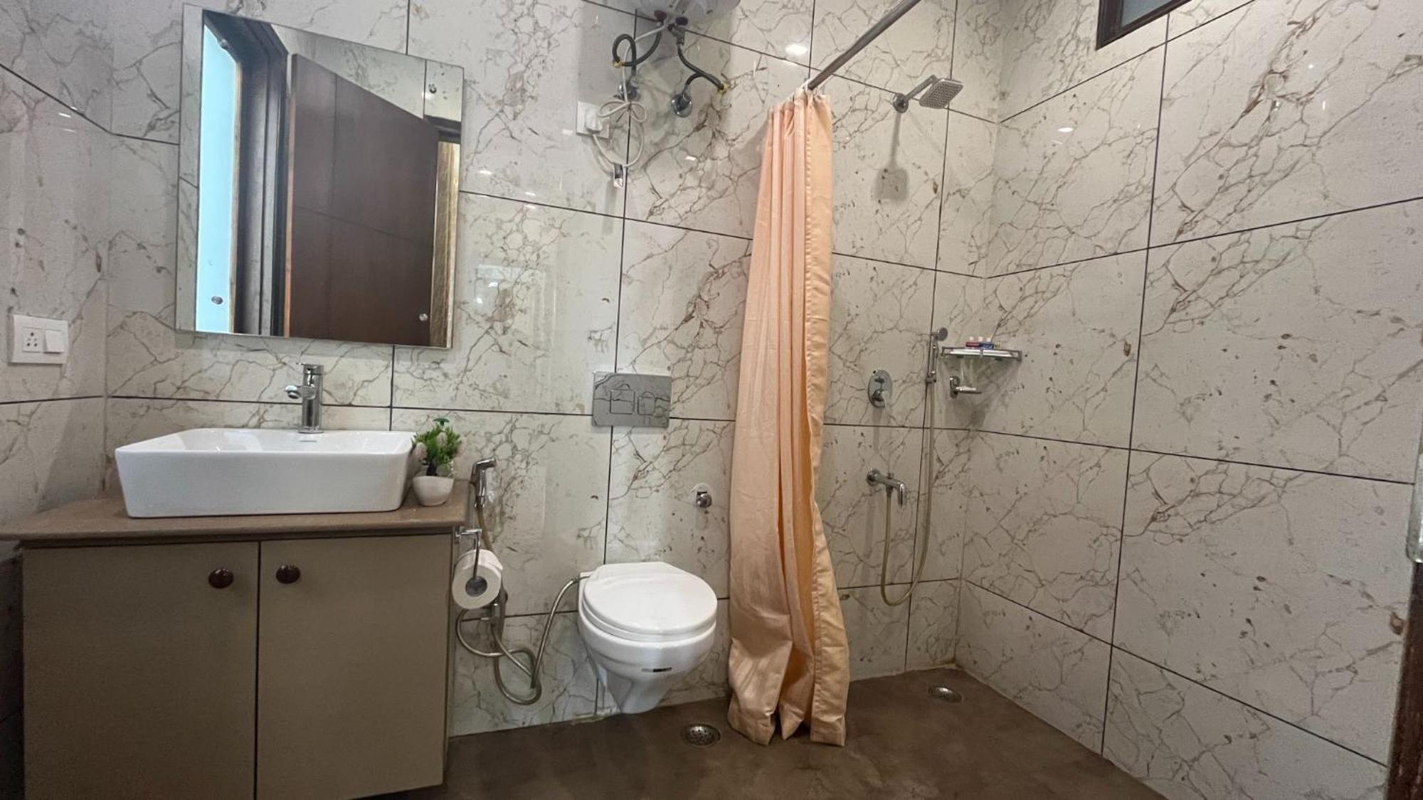 Bluo 1Bhk - Dlf Cybercity, Balcony, Lift, Parking Gurgaon Buitenkant foto