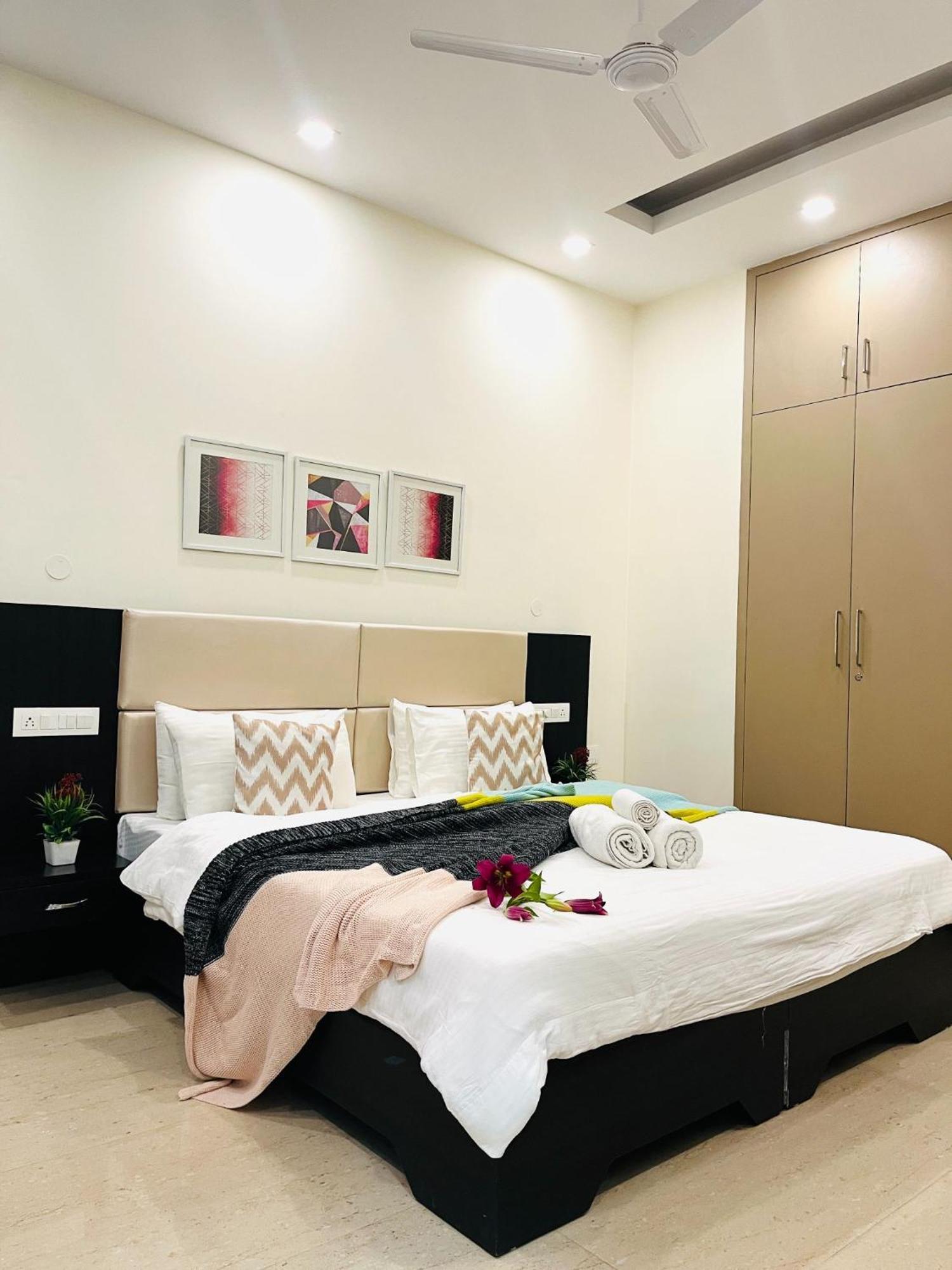 Bluo 1Bhk - Dlf Cybercity, Balcony, Lift, Parking Gurgaon Buitenkant foto